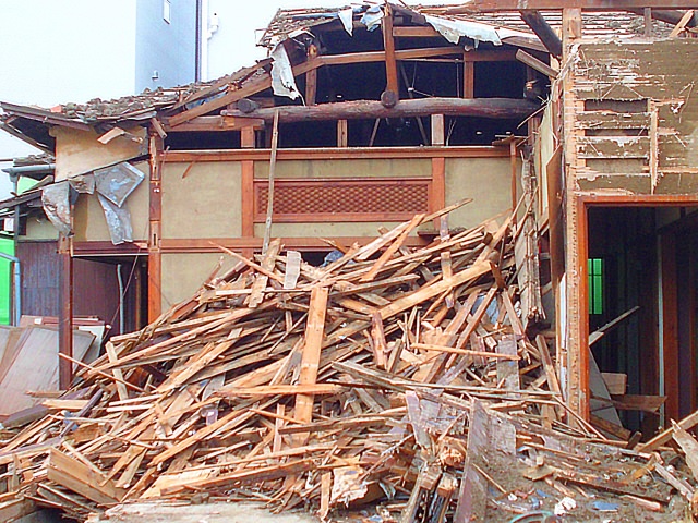 京都市右京区で空き家が倒壊する危険性